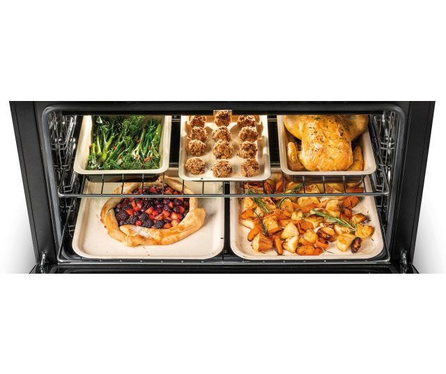 Falcon Classic FX 90 fornuis geopende oven met twee rekken en voedsel in bakplaten