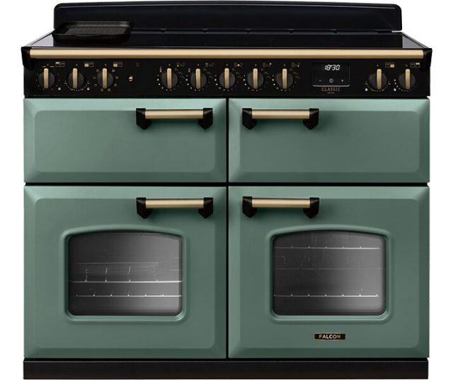 Falcon Classic Deluxe 2026 110 Inductie fornuis, vooraanzicht in groen met zwart bedieningspaneel, inductiekookplaat en dubbele ovens