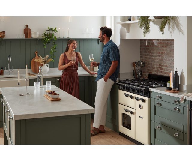 Falcon Classic Deluxe 2026 110 Inductie fornuis, inbouwsituatie in moderne keuken met groen en roomkleurige inrichting