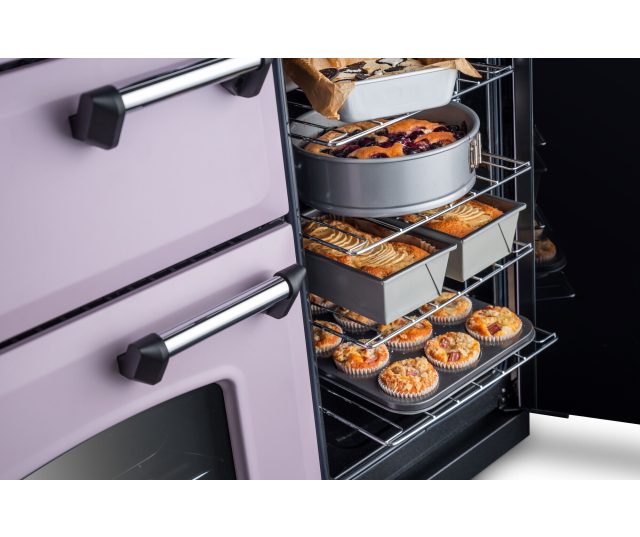Falcon Classic Deluxe 2026 110 Inductie fornuis, geopende bovenoven met meerlagige bakplaten en gebakken deegwaren