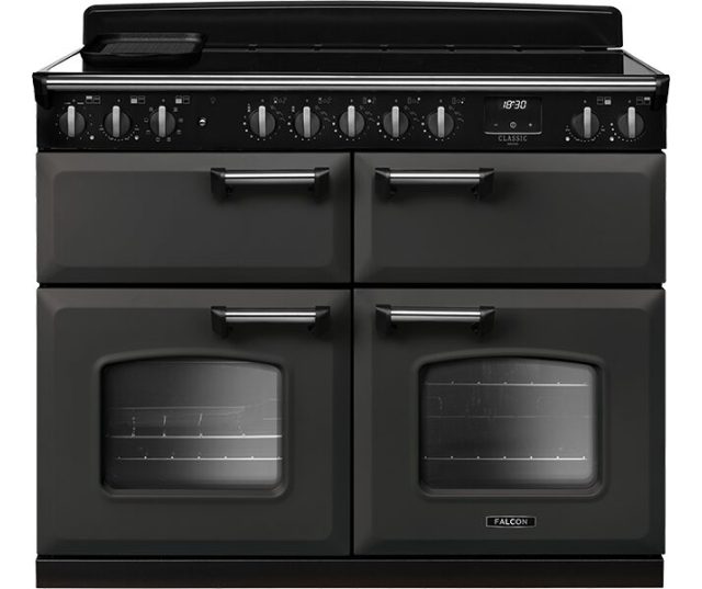 Falcon Classic Deluxe 2026 110 Inductie fornuis, vooraanzicht in grafietgrijs met zwart bedieningspaneel en dubbele ovens