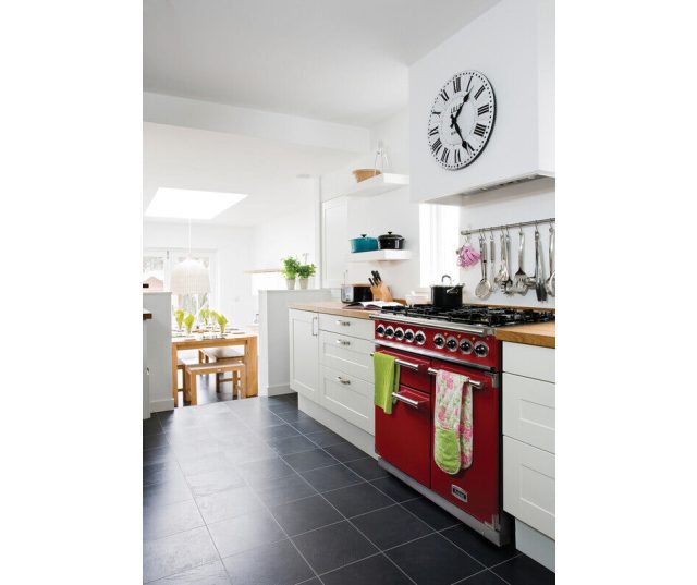 Falcon Deluxe 1000 Gas in rode kleur in modern witte keuken interieur