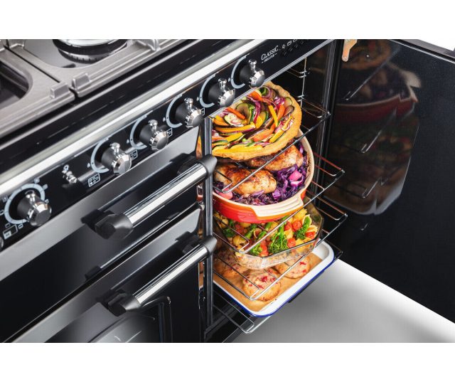 Falcon Deluxe 1000 gasfornuis open oven met geopende deur en gegrilde voedsel