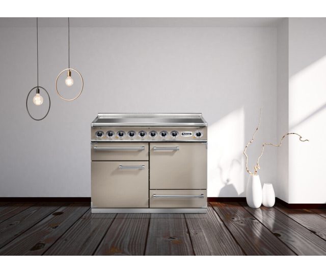 Falcon Deluxe 1092 Gas Stainless Steel fornuis crème, frontaal zicht in minimalistische ruimte