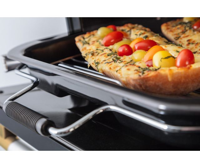 Falcon ELS110DFCA fornuis, geopende ovendeur met pizza en groenten op rooster