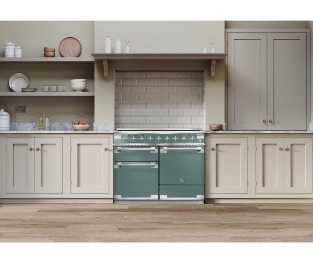 Falcon ELS110DFCA fornuis groen ingebouwd in moderne keuken tussen kasten
