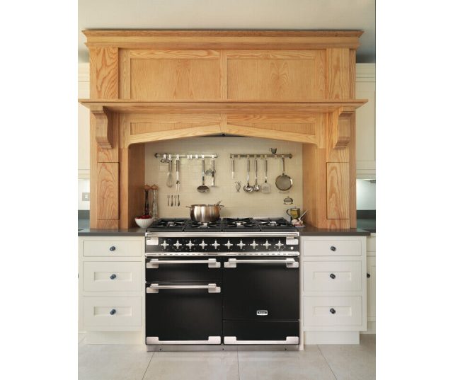 Falcon ELS110DFRD dual fuel range cooker, lichtblauw, vooraanzicht op witte achtergrond