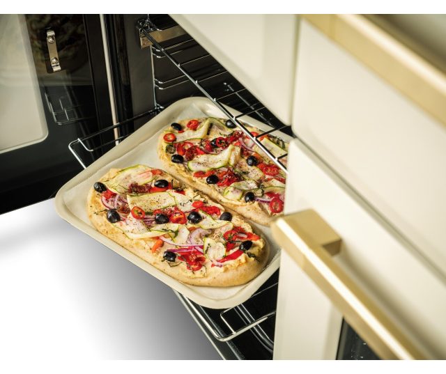 Falcon Estel Deluxe 90 Gas fornuis geopende oven met pizza op bakplaat