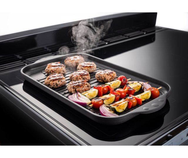 Falcon Estel Deluxe 90 Inductie fornuis inductieplaatoppervlak met paninigrill en gegrilde belegde broodjes