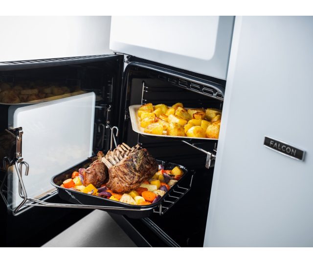 Falcon Estel Deluxe 90 Inductie fornuis geopende onderoven met lamskotelet en geroosterde aardappelen