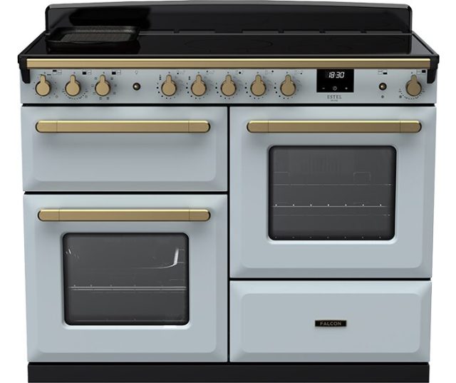 Falcon Estel Deluxe 110 Inductie vooraanzicht lichtblauw, inductiekookplaat bovenin, twee ovens met ramen en gouden handgrepen