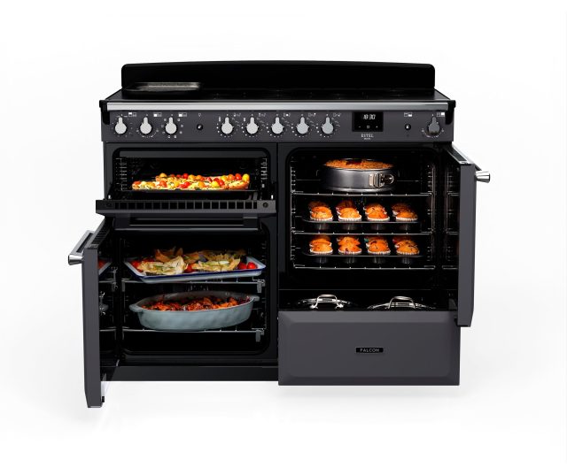 Falcon Estel Deluxe 110 Inductie met beide ovens geopend, linksoven met eten en rechtsoven met muffins
