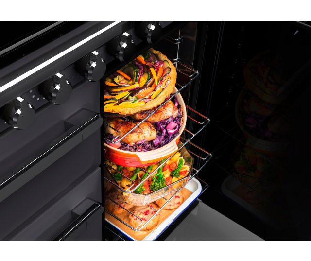 Falcon Estel Deluxe 100 Gas fornuis geopende oven met meerdere laden en gerechten