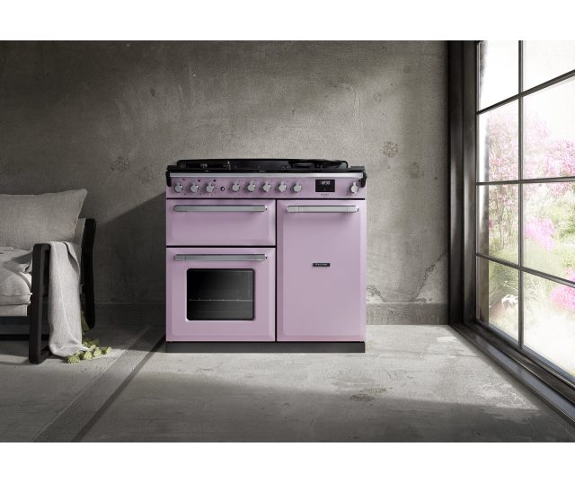 Falcon Estel Deluxe 100 Gas fornuis in keukenomgeving tegen betonwand, roze kleur