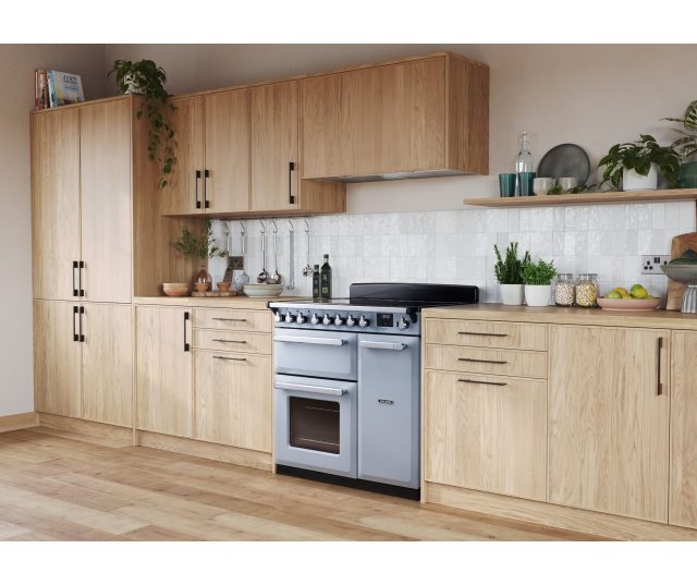 Falcon Estel Deluxe 100 Inductie fornuis ingebouwd in keuken met houten kasten en witte tegels
