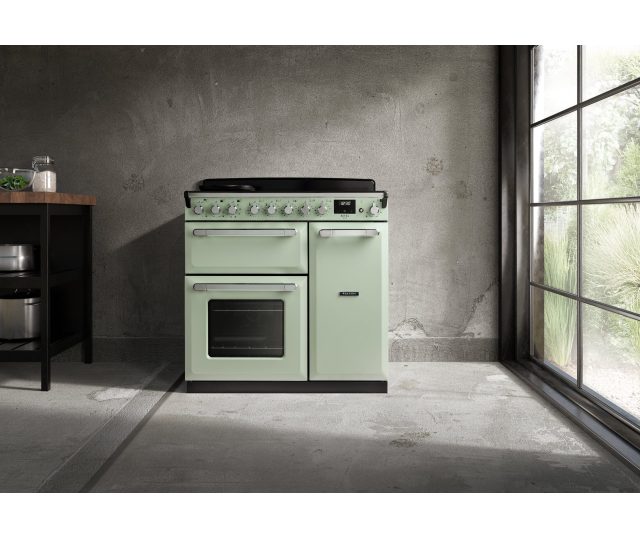 Falcon Estel Deluxe 100 Inductie fornuis in groen in moderne minimalistische betonkamer naast raam
