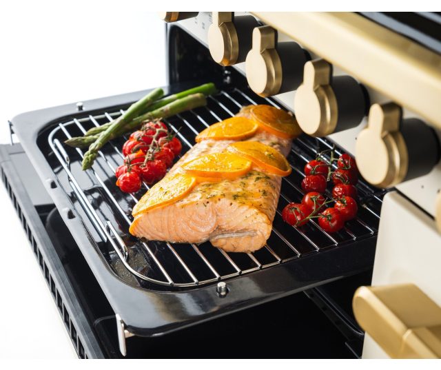 Falcon Estel Deluxe 110 Gas oven met gegrilde zalm, asperges en tomaten op uitschuifbare plaat