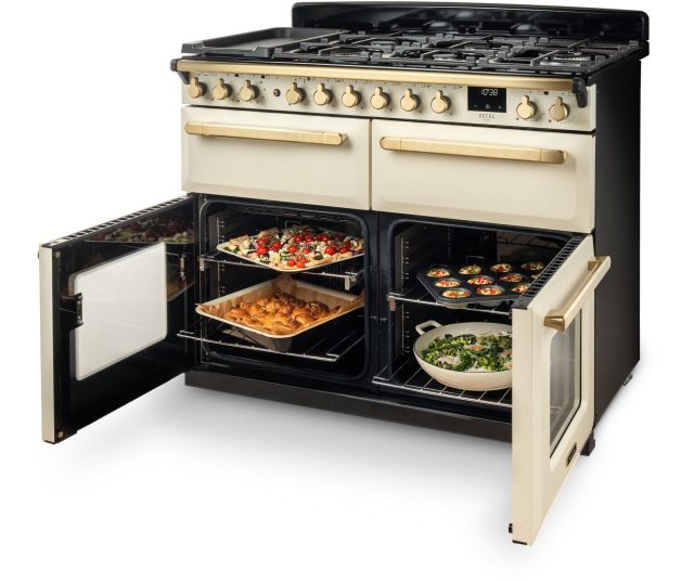 Falcon Estel Deluxe 110 Gas met beide ovendeuren geopend, zichtbaar binnenwerk met twee ovens en bereide gerechten