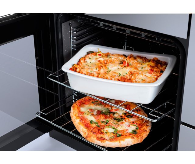 Falcon Infusion 90 Inductie 2026 fornuis, oven met lasagne in ovenschaal en pizza op rooster