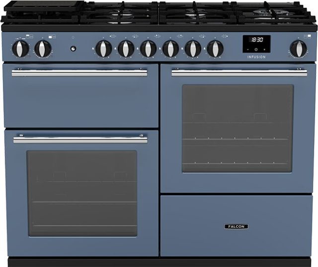 Falcon Infusion 110 Gas 2026 fornuis vooraanzicht in blauw met acht gasvlammen, twee ovens en digitale bediening
