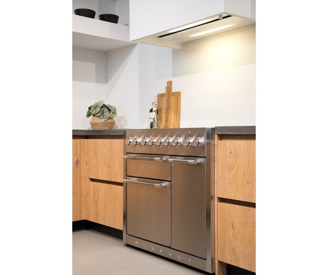 Falcon Mercury 1000 fornuis ingebouwd in houten keuken met geopende bovenoven