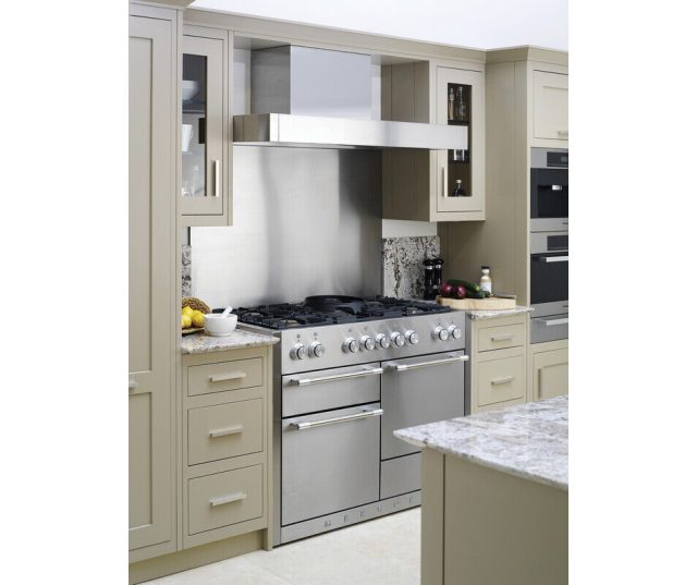 Falcon Mercury 1082 fornuis in klassieke keukenopstelling met beige kastjes en marmeren blad