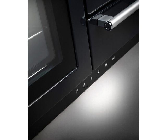 Falcon Nexus 110 Gas fornuis ingebouwd in witte keuken tussen kasten