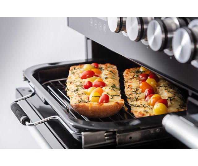 Falcon Nexus 90 Gas fornuis open oven met twee focaccia's met tomaten en kruiden