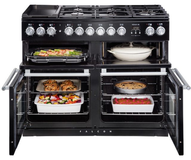 Falcon Nexus SE 110 Gas fornuis zwart, beide ovens geopend met voedsel en grillplaat zichtbaar