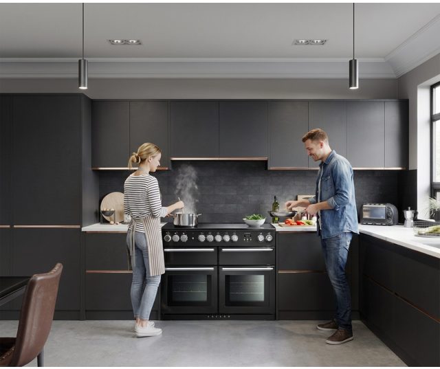 Falcon Nexus SE 110 Gas fornuis in moderne keuken, gebruikt door twee personen