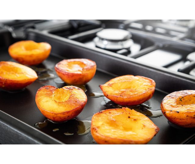 Falcon Nexus SE 110 Gas fornuis, gaskookplaat met gebakken aardappelen in detail