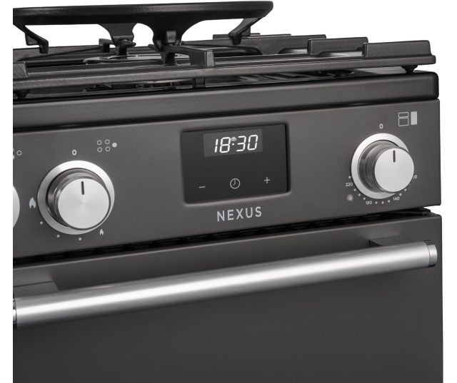 Falcon Nexus NEX100DFPGBL bedieningspaneel rechterkant met knoppen en digitale klok