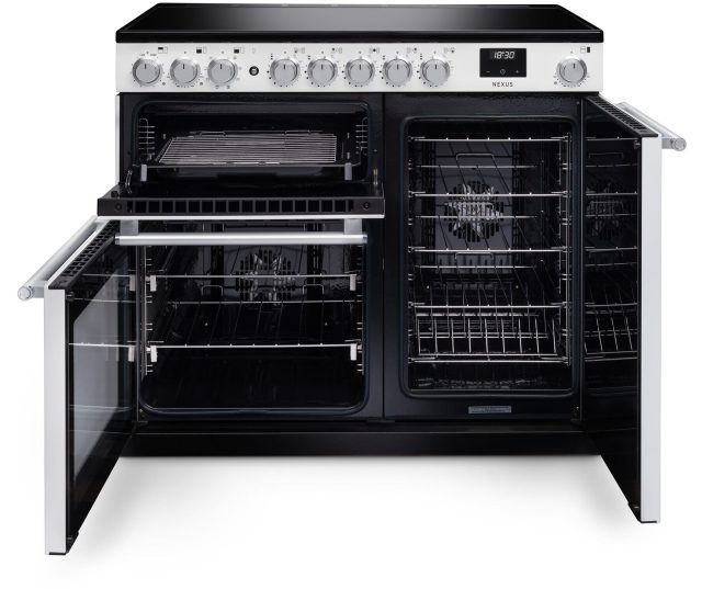 Falcon Nexus 2026 100 fornuis met beide ovendeuren geopend, interieur met roosters zichtbaar