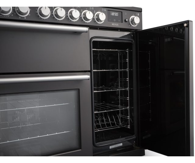 Falcon Nexus 2026 100 fornuis onderoven geopend met rooster en interieur structuur