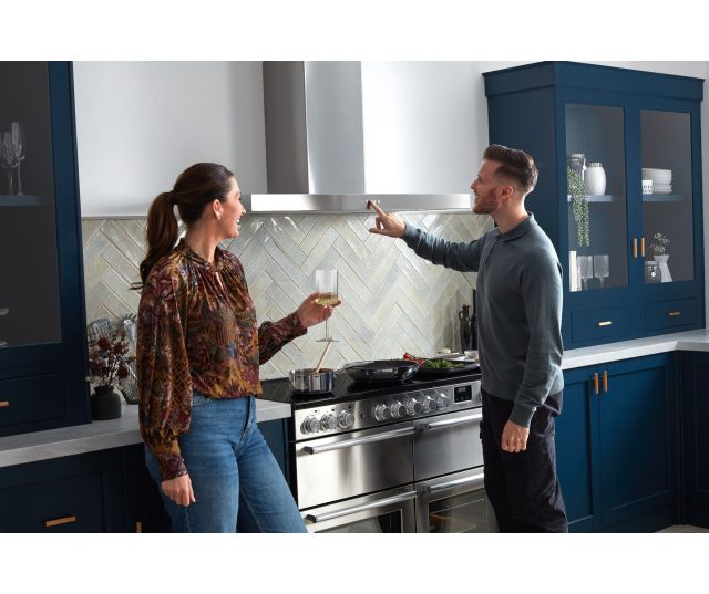 Falcon NEXB110EIPCBL/CM stainless steel bij kookplaat in modern keukenbinnenland