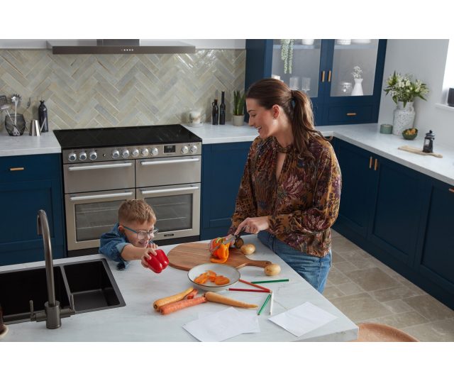 Falcon NEXUS NEXB110EISTST in moderne keuken met personen kokend