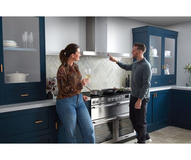 Falcon NEXO110EIPWHT/CM_E1 dubbele ovenrange in keukeninterieur met paarkoppel en dampdamp boven