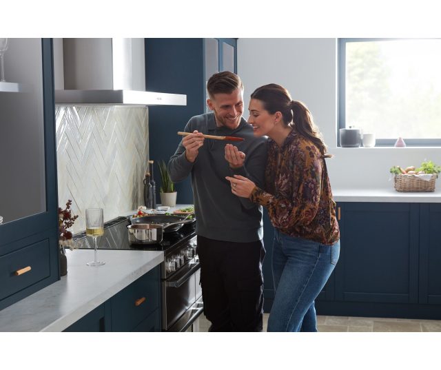 Falcon NEXB110EIPWHT/CM gasfornuis in keukeninterieur met man en vrouw aan gasfornuis