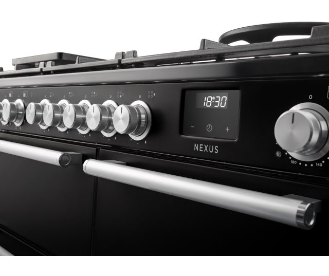 Falcon Nexus 2026 90 Gas bedieningspaneel close-up met knoppenrij, display en thermostaat