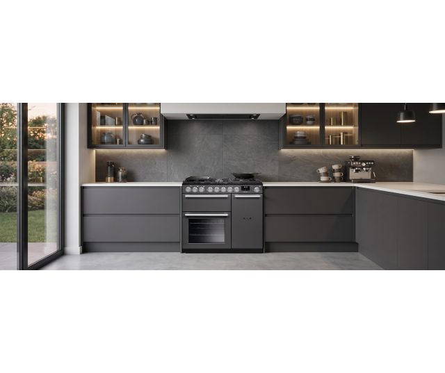 Falcon Nexus 2026 90 Gas gaskookfornuis in moderne grijze keuken met inbouwsituatie