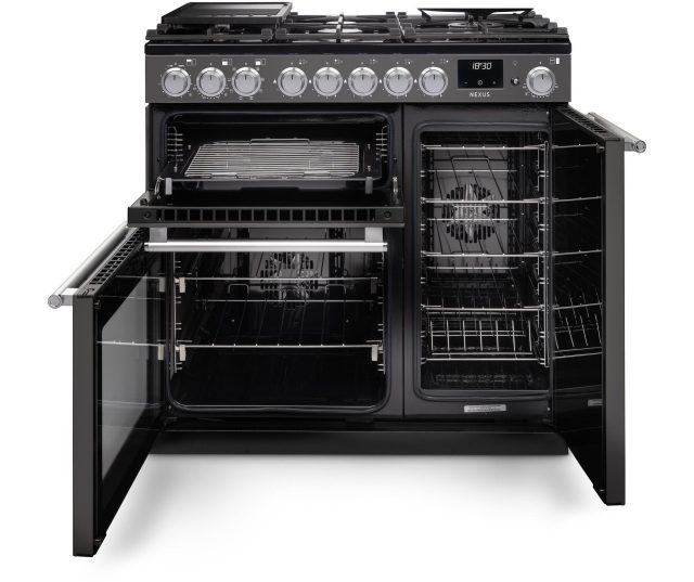 Falcon Nexus 2026 90 Gas fornuis vooraanzicht met geopende ovendeuren en gasveldkookplaat