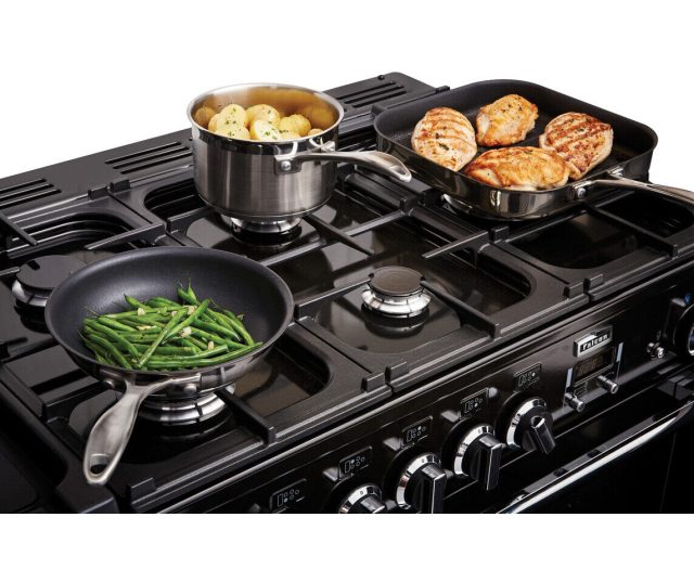 Falcon Professional Deluxe 110 Gas fornuis, gaskookplaat met wok, pan met groenten en schaal met vlees