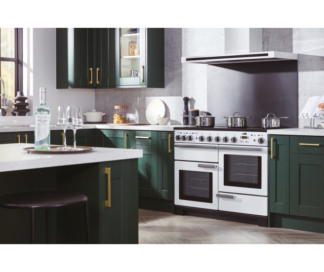 Falcon Professional Deluxe 110 Gas fornuis wit in groene keuken met kookeiland en achterwand