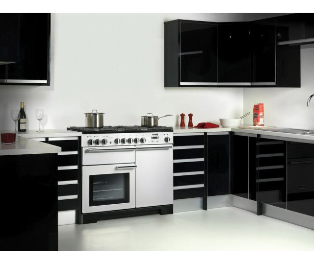 Falcon PDL90DFCB/C_EU fornuis geïntegreerd in witte keuken met zwarte kasten