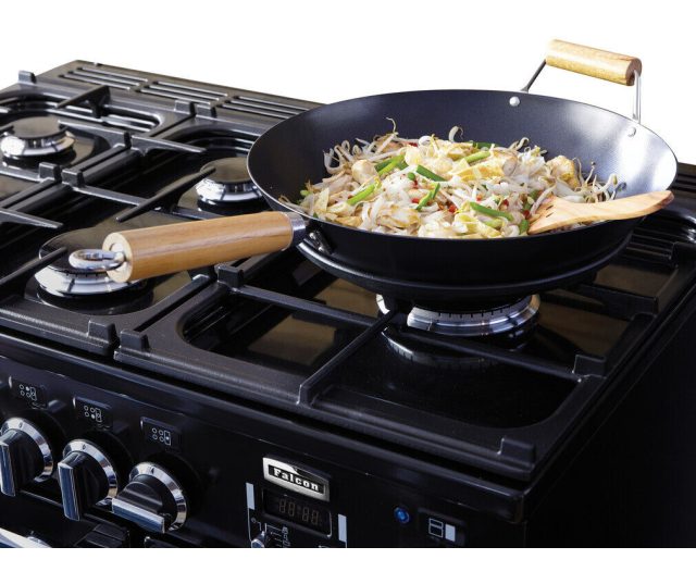 Falcon PDL90DFCB/C_EU gaskookplaat met wok en noodles in gebruik