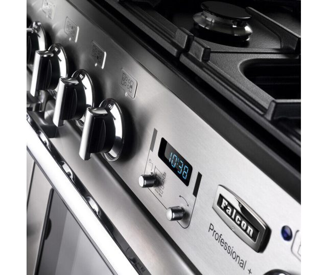 Detailweergave bedieningspaneel Falcon Professional+ 110 met draaiknoppen, digitaal display en merklogo