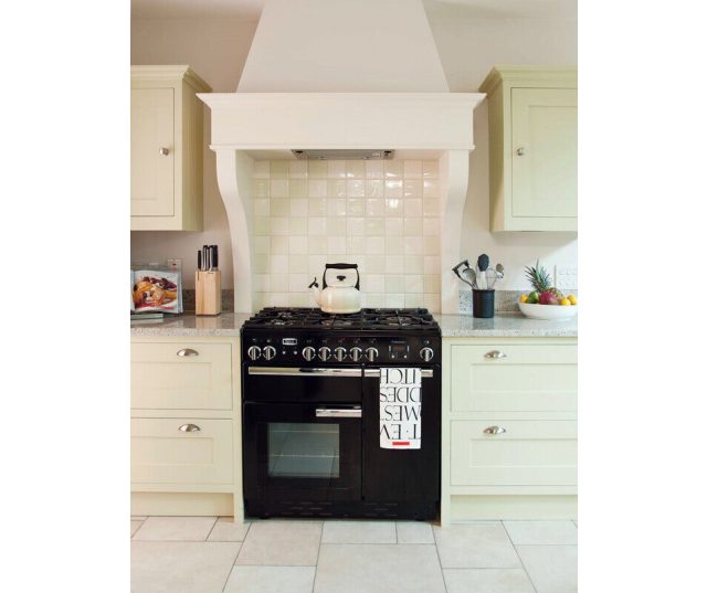 Falcon Professional+ 90 Gas fornuis zwart ingebouwd in keuken tussen lichte keukenkastjes