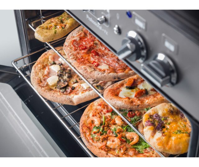Falcon PROP90FXDFSL/C_EU fornuis met pizzas op roosters in geopende oven