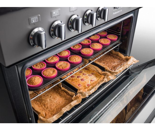 Falcon PROP90FXDFSS/C_EU geopende oven met twee ovenkorflijsten gevuld met cupcakes en bakgoed