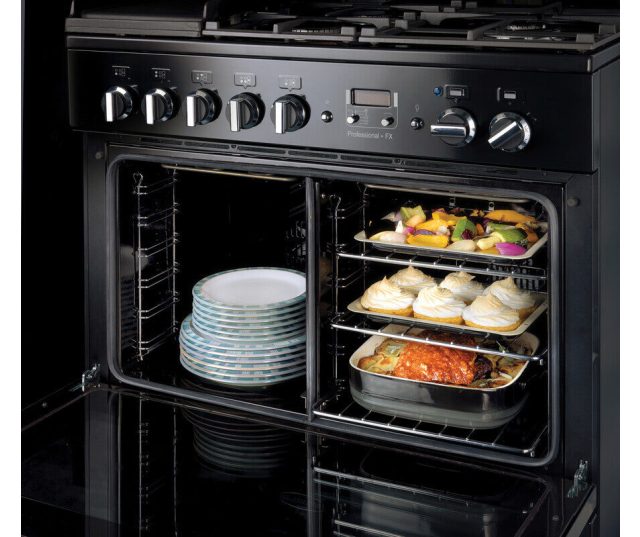 Falcon PROP90FXPDFCR/C_EU dubbele oven geopend, links lege kamers met roosters, rechts bakplaten met voedsel